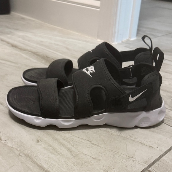 Nike Black and White Sandals - Picture 3 of 5